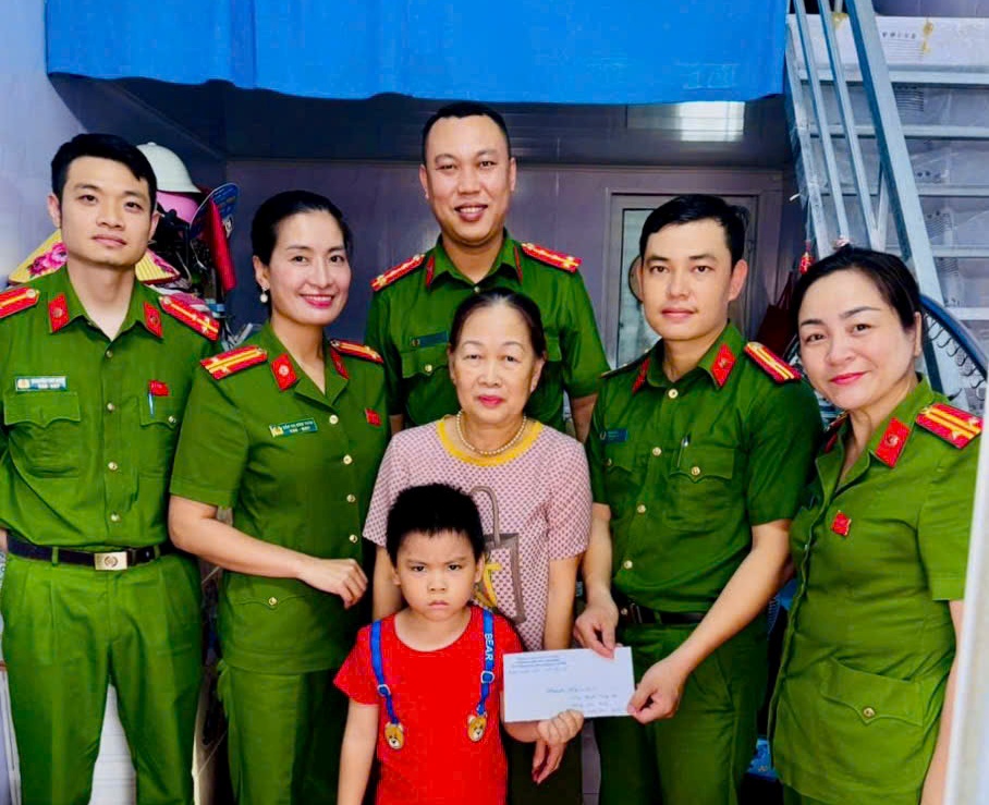 Đoàn Thanh niên, Hội Phụ nữ Phòng Cảnh sát cơ động thăm, tặng quà học sinh có hoàn cảnh khó khăn